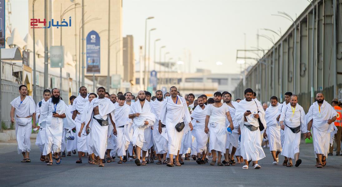 توافد الحجاج إلى مشعر منى لقضاء يوم التروية استعدادا للوقوف بعرفة غدا توافد الحجاج إلى مشعر منى لقضاء يوم التروية استعدادا للوقوف بعرفة غدا