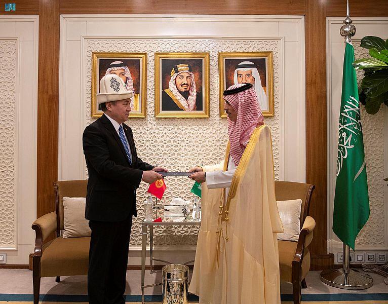 خادم الحرمين الشريفين يتلقى رسالة خطية من رئيس جمهورية قرغيزستان