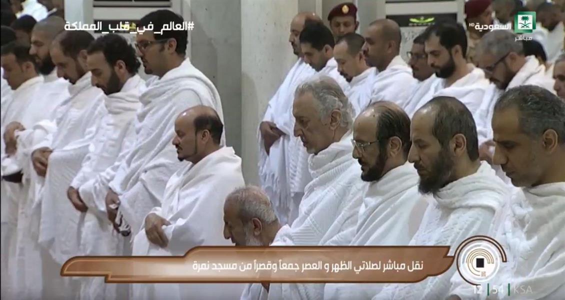 جموع الحجيج يؤدون صلاتي الظهر والعصر في مسجد نمرة بعرفات جموع الحجيج يؤدون صلاتي الظهر والعصر في مسجد نمرة بعرفات