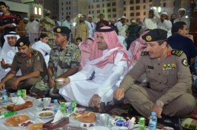 أمير المدينة المنورة يشارك رجال الأمن الإفطار في الميدان