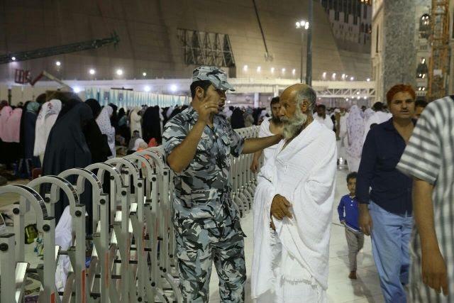صور تظهر تفاني رجال الامن في خدمة المعتمرين وزوار الحرم
