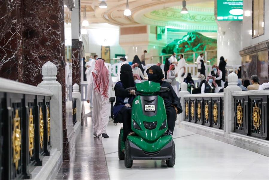مواطنات يروين قصة عملهن كمطوفات بالمسجد الحرام وطبيعة دورهن بخدمة المعتمرات 