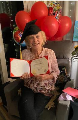 بعد 75 عامًا.. أمريكية تحصل على الثانوية العامة في عيد ‏ميلادها الـ93