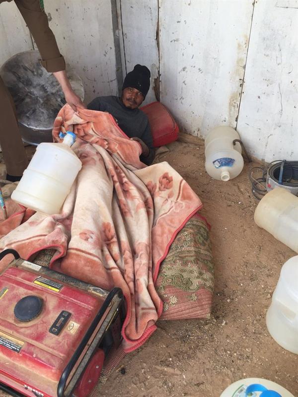 بالصور.. مخالفون يلجأون للاختباء بطرق بدائية من مفتشي 