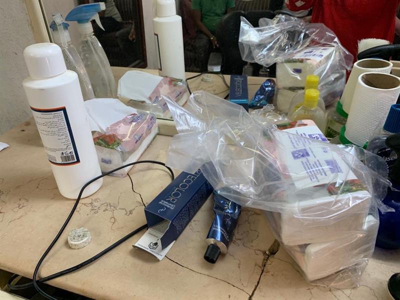 حلاق حول سكن عمالة لاستقطاب زبائنه بجازان