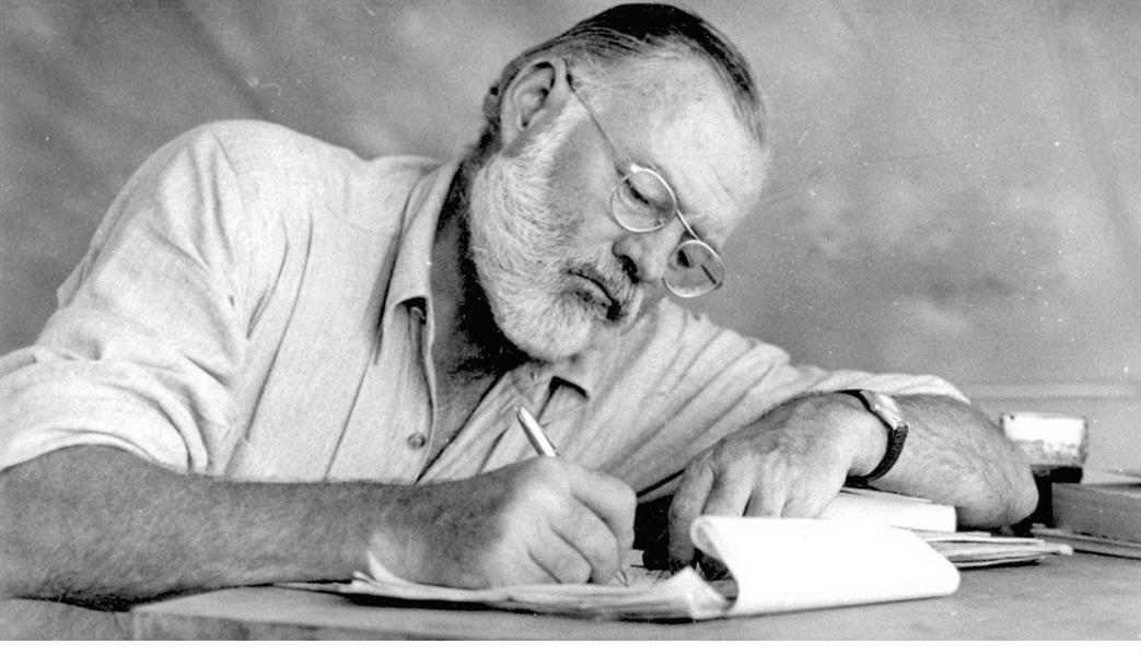  الكاتب إرنست همينغوي 