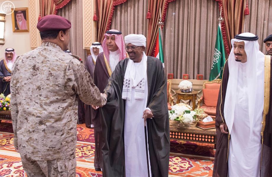 بالصور.. خادم الحرمين الشريفين يستقبل رئيس جمهورية السودان