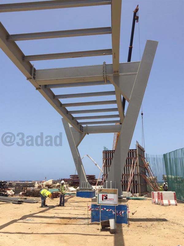صور حديثة من أعمال تنفيذ أطول جسر مشاة في المملكة بجدة