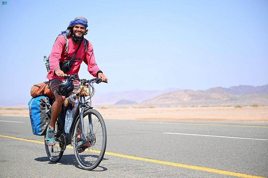 بعد رحلة استمرت 6 أشهر .. رحالة ألماني يزور المملكة على متن دراجة هوائية