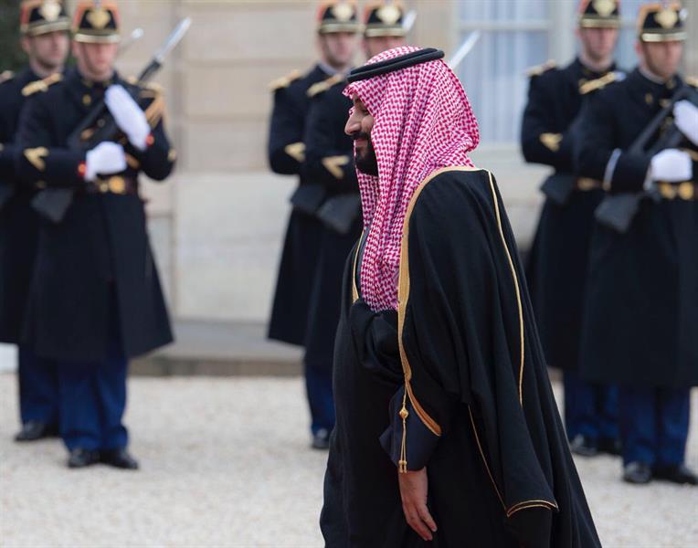 بالفيديو.. ولي العهد يصل إلى قصر الإليزيه.. والرئيس الفرنسي في مقدمة مستقبليه