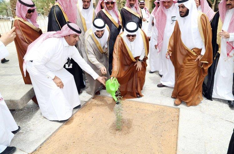 بالصور.. فيصل بن بندر يدشن إطلاق مبادرة لزراعة مليون شجرة بمنطقة الرياض
