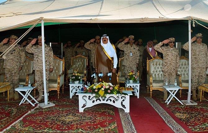 متعب بن عبدالله يعايد قوات الحرس الوطني في عرعر