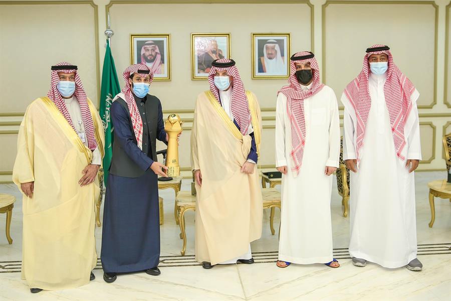 أمير الشرقية يستقبل فريق 