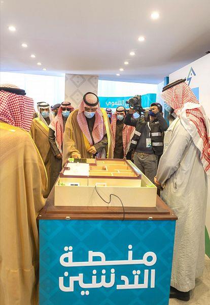 أمير الباحة يدشن مشروع أمير الباحة يدشن مشروع