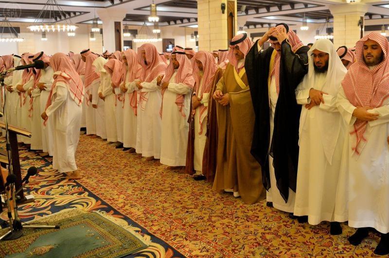أمير الرياض يؤدي صلاة الميت على إبراهيم الفوزان