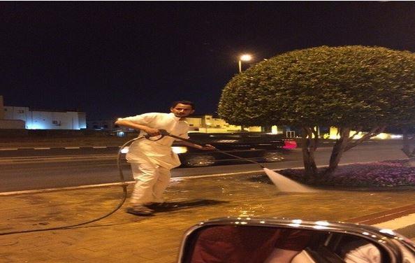 شاب سعودي يرافق عمال 