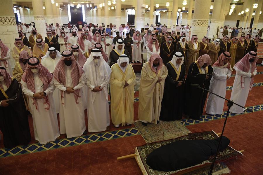 أمير الرياض يؤدي صلاة الميت على الأميرة نورة بنت فيصل بن عبدالعزيز 