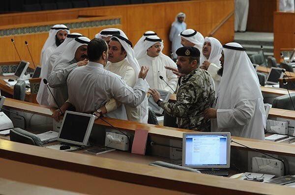 بالفيديو والصور.. معركة بالأحذية والعقال في مجلس النواب الكويتي