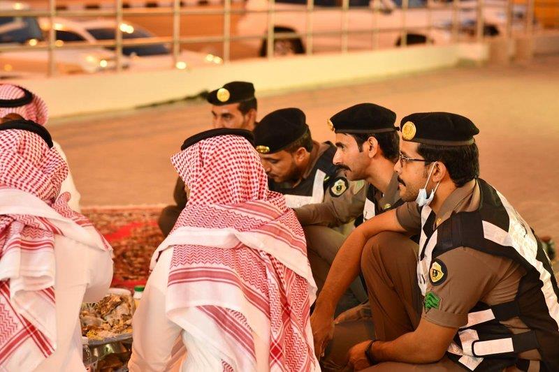 محافظ المجاردة يشارك رجال الأمن وجبة الإفطار في الميدان