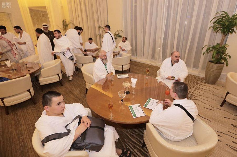 ضيوف برنامج خادم الحرمين الشريفين يصلون مكة المكرمة ويؤدون مناسك العمرة