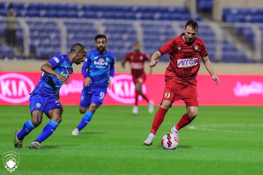 "الفتح" يوقف انطلاقة "ضمك" للحفاظ على فارق الصدارة