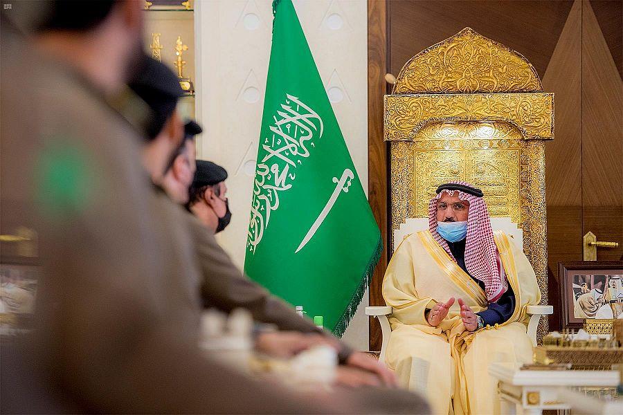 لإطاحتهم بمواطن انتحل صفة رجل أمن.. أمير القصيم يكرّم عدداً من منسوبي إدارة المرور 