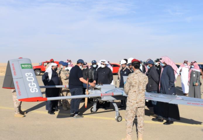 صور.. مساعد وزير الدفاع يقف على الصناعات الوطنية في مجال الأنظمة التقنية والدفاعية 