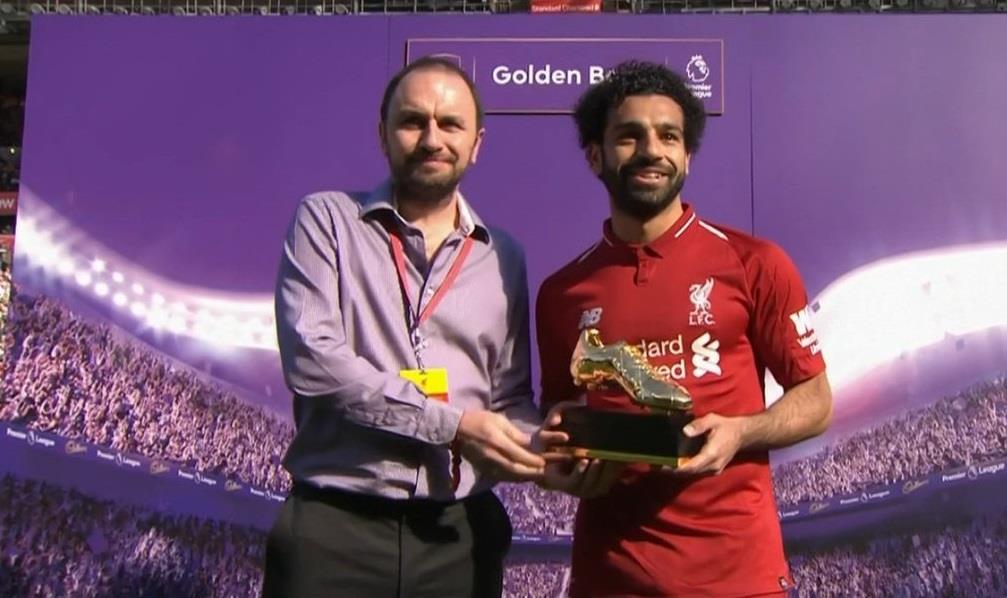 محمد صلاح الهداف التاريخي لـ"البريميرليغ".. شاهد احتفاله بالجائزة مع ابنته وزوجته