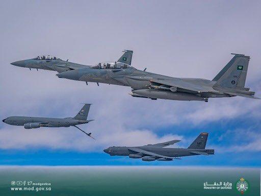 طائرتان للقوات الجوية الملكية ترافقان قاذفة القنابل الأمريكية طائرتان للقوات الجوية الملكية ترافقان قاذفة القنابل الأمريكية