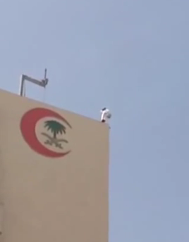 أخبار 24 بالفيديو رجل يعتلي مبنى الهلال الأحمر بالرياض ويهدد بالانتحار