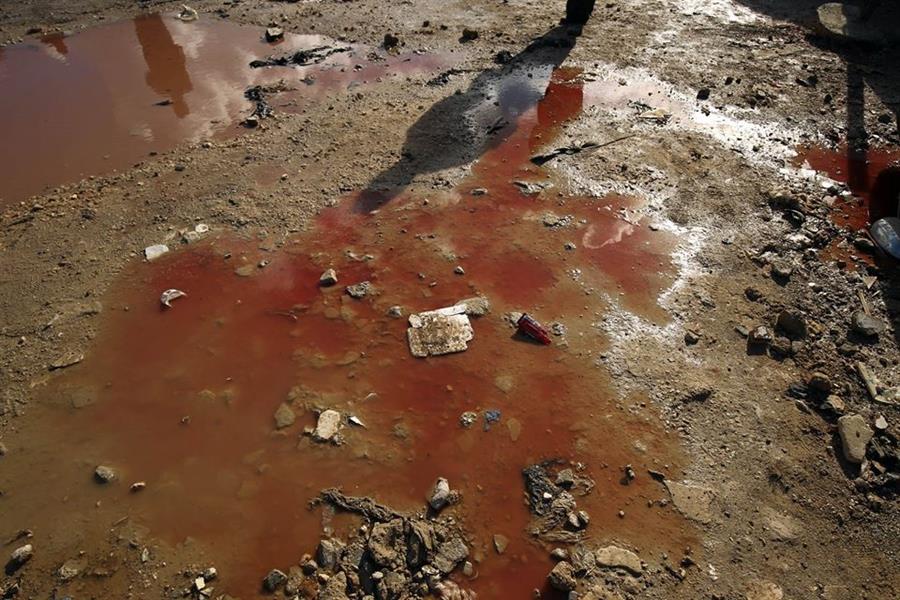 في برك ماء آسنة.. دماء المصلين تغطي محيط مسجد في بنغازي بعد يوم من حادث تفجير (صور)