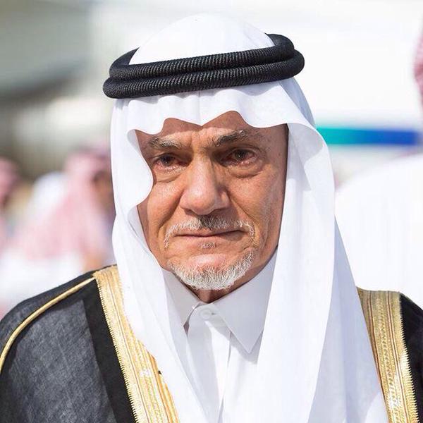 بالصورة.. مشاعر الحزن تتملك الأمير تركي الفيصل خلال استقباله لجثمان شقيقه