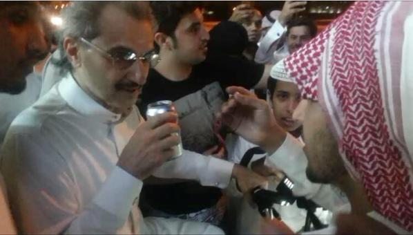 أخبار 24 | بالفيديو.. الوليد يمازح شباباً أمام بقالة ...