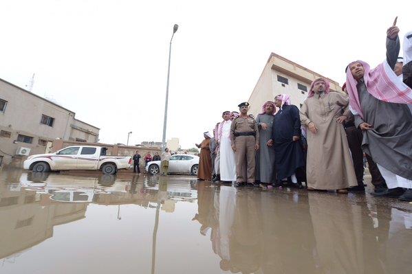 أمير القصيم يتفقد أضرار الأمطار في بريدة