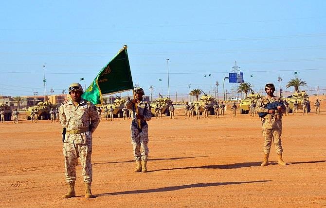 متعب بن عبدالله يعايد قوات الحرس الوطني في عرعر