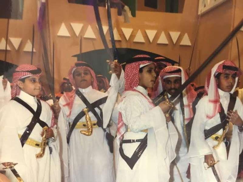 صور لولي ولي العهد في حفل لمدرسته الابتدائية بحضور والده ‎