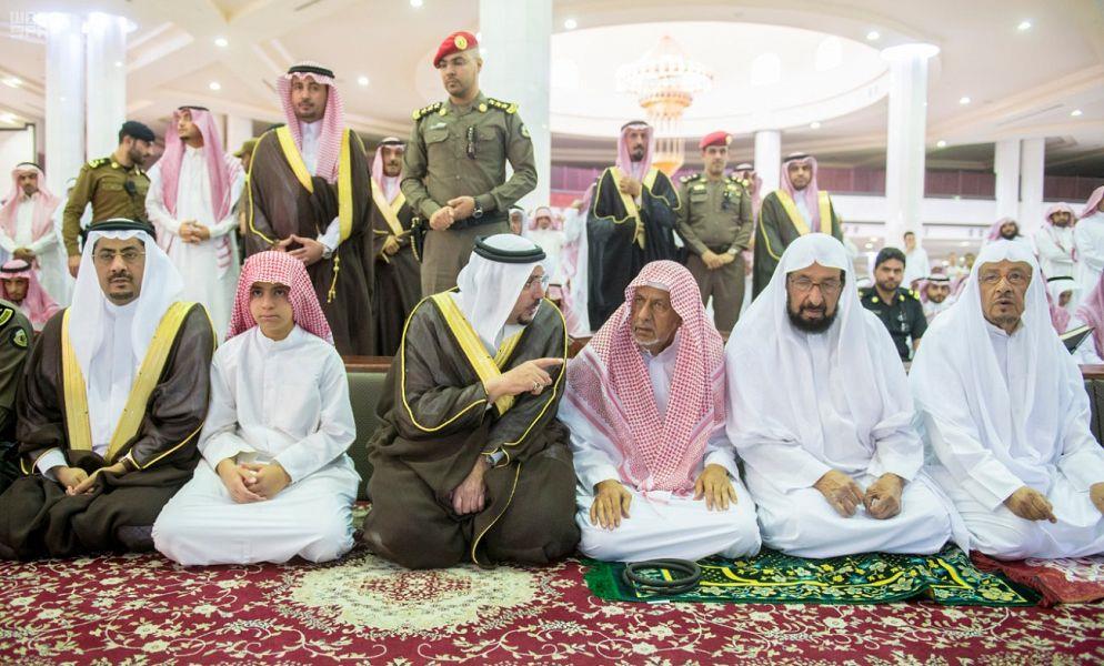 أمير القصيم يؤدي صلاة الميت على شهيد الهجوم الإرهابي على نقطة أمنية