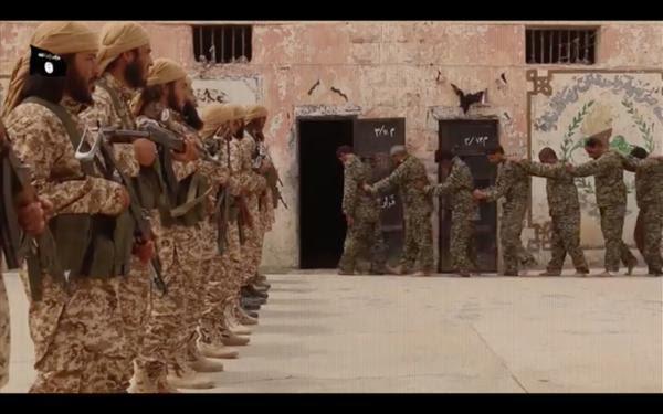 «داعش» يبث شريطاً مصوراً يظهر إعدام العشرات من جنود النظام السوري «داعش» يبث شريطاً مصوراً يظهر إعدام العشرات من جنود النظام السوري