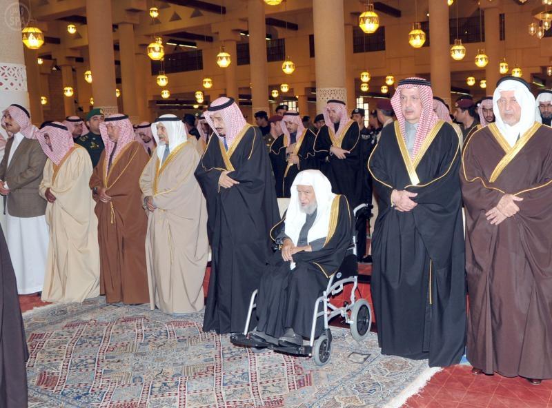 سمو ولي العهد يؤدي صلاة الميت على سمو الأميرة لطيفة بنت فهد بن عبدالعزيز