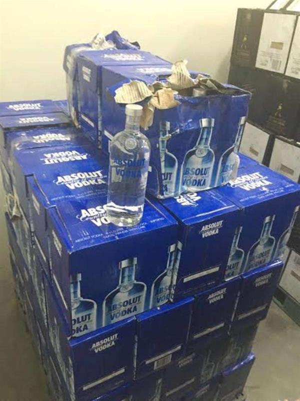 ضبط نحو 3 آلاف زجاجة خمر في سيارة ومنزل مواطن بالرياض ضبط نحو 3 آلاف زجاجة خمر في سيارة ومنزل مواطن بالرياض