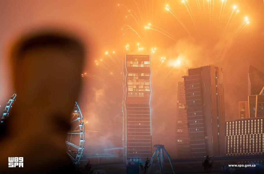 Watch.. Huge fireworks light up the Riyadh sky with joy at the start of the New Year 