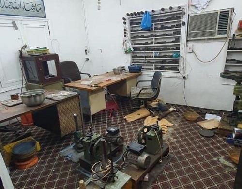 أعلنت وزارة التجارة والاستثمار ضبط عمالة مخالفة حوّلت ‏منزلاً إلى معمل غير مرخص لتصنيع الذهب بحي الكندرة ‏جنوب محافظة جدة.‏  وتمكن مأمورو الضبط القضائي من ضبط سبعة من العمالة ‏الآسيوية، يعملون داخل المعمل غير المسجل تجاريًا، وليس لديه ‏تراخيص مزاولة نشاط المعادن الثمينة، إضافة لعدم توافر ‏‏