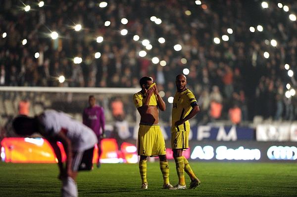 عطل فني يوقف مباراة في الدوري الاوروبي