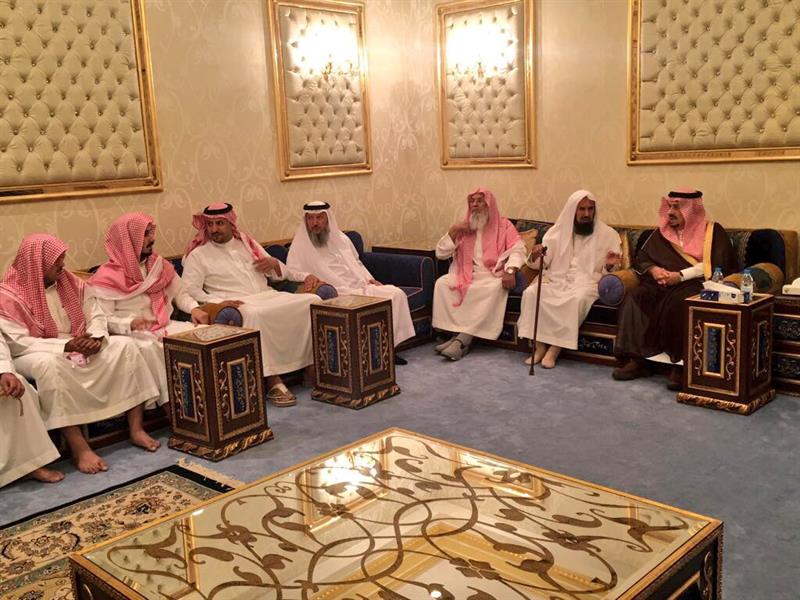 أمير الرياض يعزي أسرة آل حزيم الدوسري في المتوفين بحادثة الحريق أمير الرياض يعزي أسرة آل حزيم الدوسري في المتوفين بحادثة الحريق