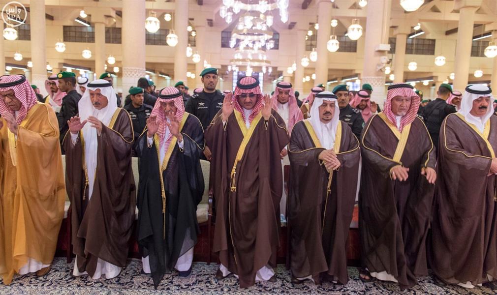 نائب خادم الحرمين يؤدي صلاة الميت على الأميرة سارة بنت سعود الكبير نائب خادم الحرمين يؤدي صلاة الميت على الأميرة سارة بنت سعود الكبير