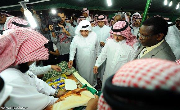 .. ويطلع على آلية تقديم الأطعمة للمستضافين