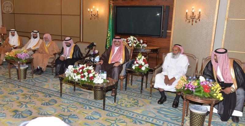 بالصور: وزير الداخلية يزور أسر شهداء الواجب في مقر إقامتهم بمكة المكرمة