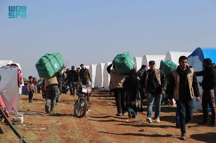 1825 أسرة تستفيد من حقائب 