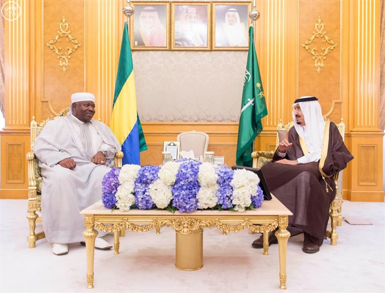 بالصور.. خادم الحرمين يستقبل الرئيس الجابوني ويعقد معه جلسة مباحثات