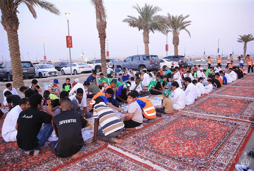 شاهد.. جمهور الأهلي يقيم مأدبة إفطار عن شهداء الواجب قبل مباراة الرائد شاهد.. جمهور الأهلي يقيم مأدبة إفطار عن شهداء الواجب قبل مباراة الرائد